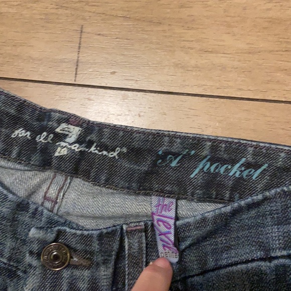 7 For All Mankind Medium Wash Lexie Cut Petite Jeans with A Pocket - Picture 6 of 7